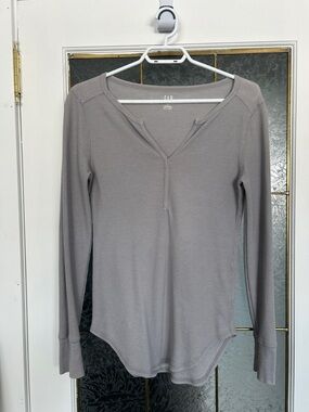 GAP Women's Long-Sleeve Ribbed Henley Top in Light Grey